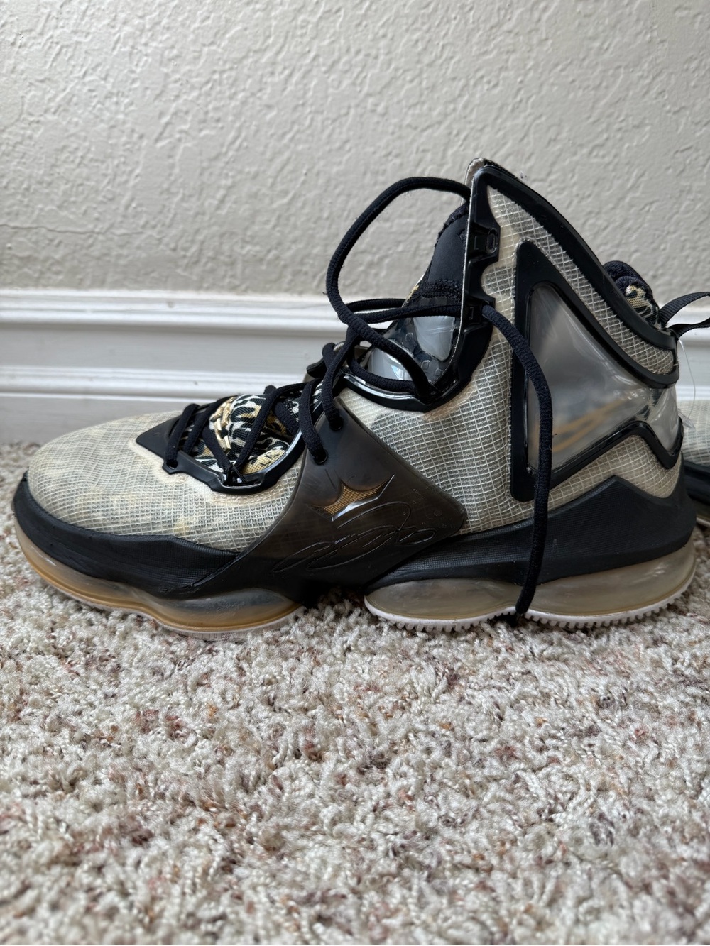 Men's Performance Basketball Sneakers in Beige and Black